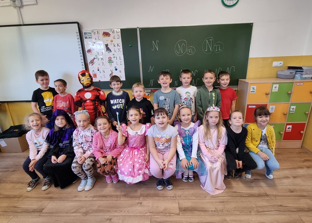 Dzieci w strojach postaci bajkowych